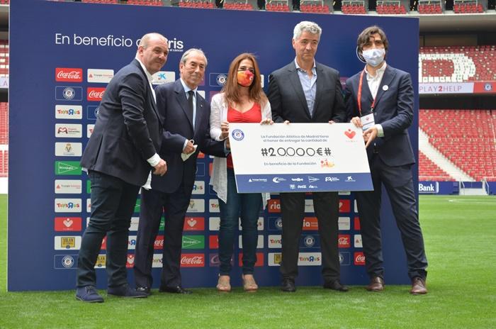 Donación Fundación Atlético de Madrid a Cris contra el Cáncer