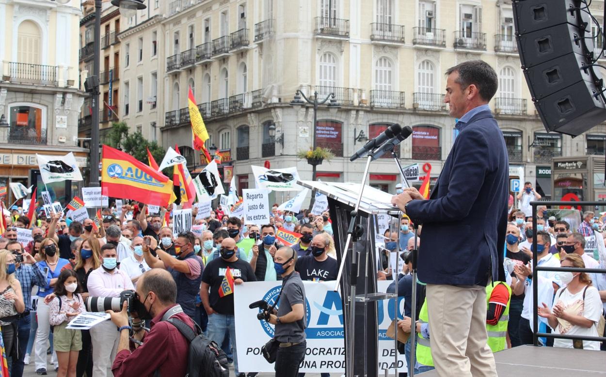 El secretario general de AUGC, Juan Fernández, interviene durante la manifestación. Fuente: AUGC.