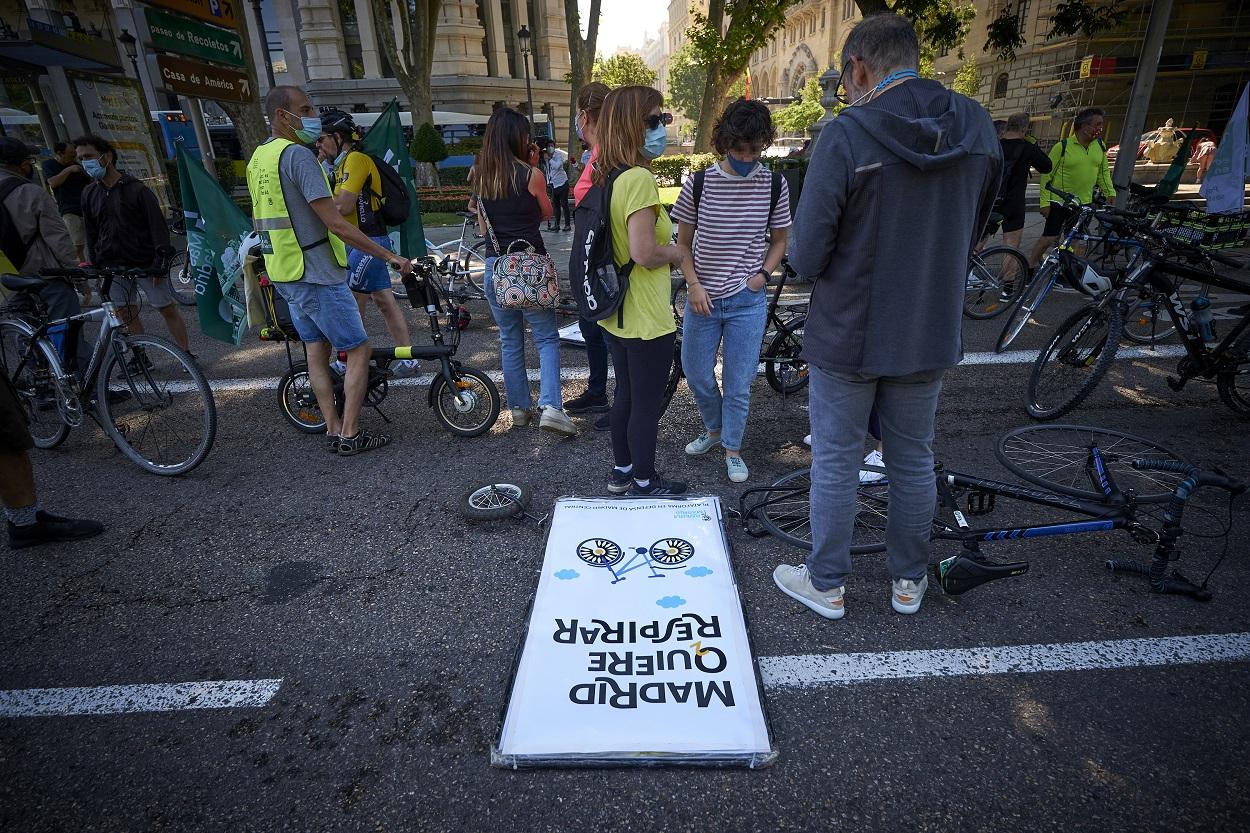 Varias decenas de personas acuden a una manifestación en bicicleta en defensa de Madrid Central. Fuente: Europa Press.