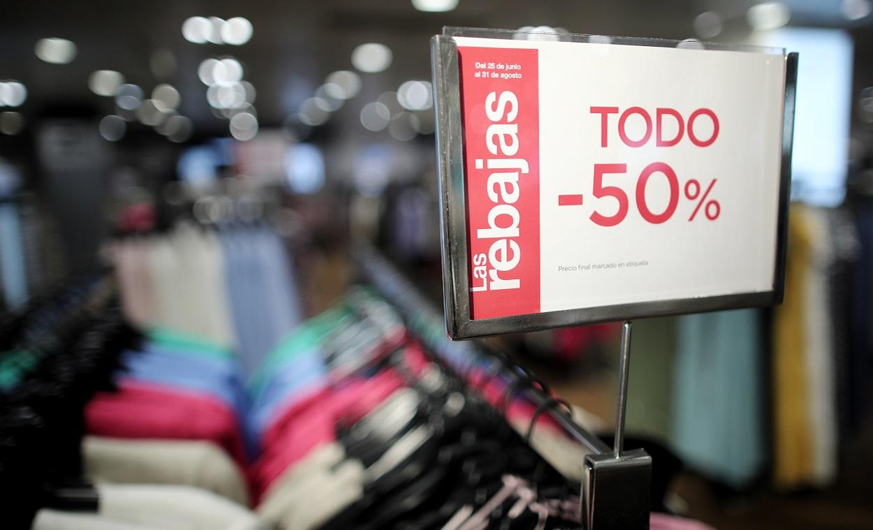 Cartel de rebajas en un perchero con camisas en la tienda de El Corte Inglés en Preciados. EP