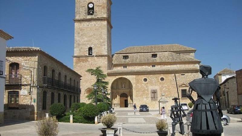 plaza mayor del pueblo