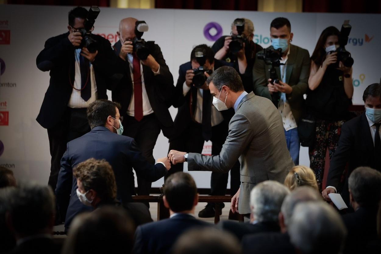 Los presidentes de la Generalitat y del Gobierno, Pere Aragonès y Pedro Sánchez, se saludan en el acto de Foment del Treball