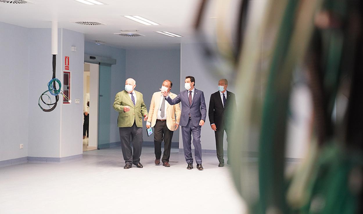 Moreno pasea por las instalaciones del futuro centro hospitalario Macarena-Cartuja.