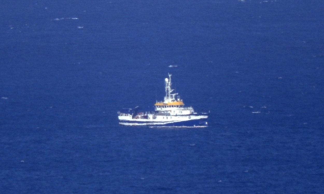 El buque oceanográdico Ángeles Alvariño rastreando por la zona de Tenerife donde se busca a las niñas. EP