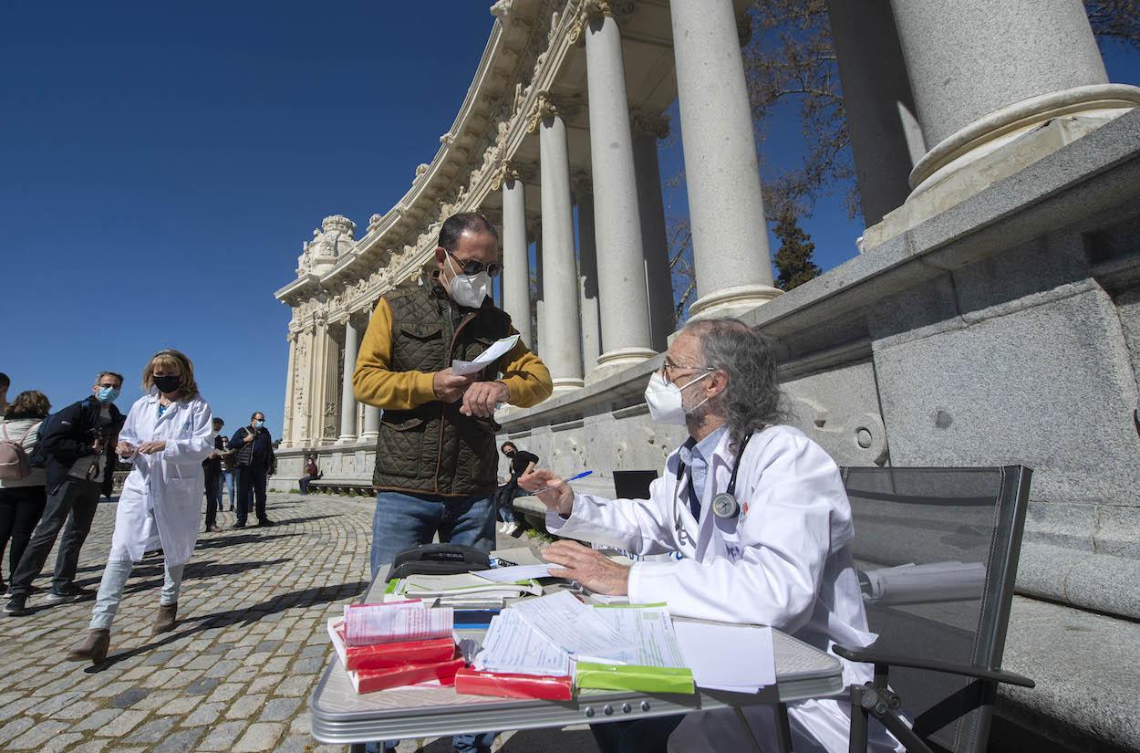 Convocadas por el sindicato mayoritario AMYTS, varias personas realizan una performance de protesta en el estanque de El Retiro, Madrid