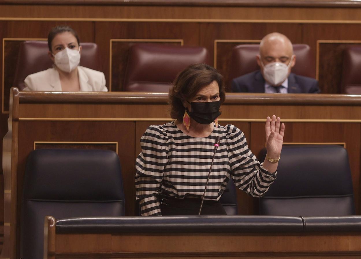 La vicepresidenta primera y ministra de la Presidencia, Relaciones con las Cortes y Memoria Democrática, Carmen Calvo, interviene en una sesión de control al Gobierno