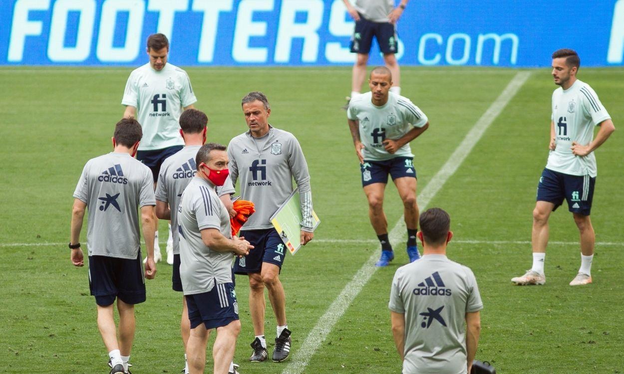 El técnico de la Selección, Luis Enrique, y algunos jugadores durante un entrenamiento. Europa Press.