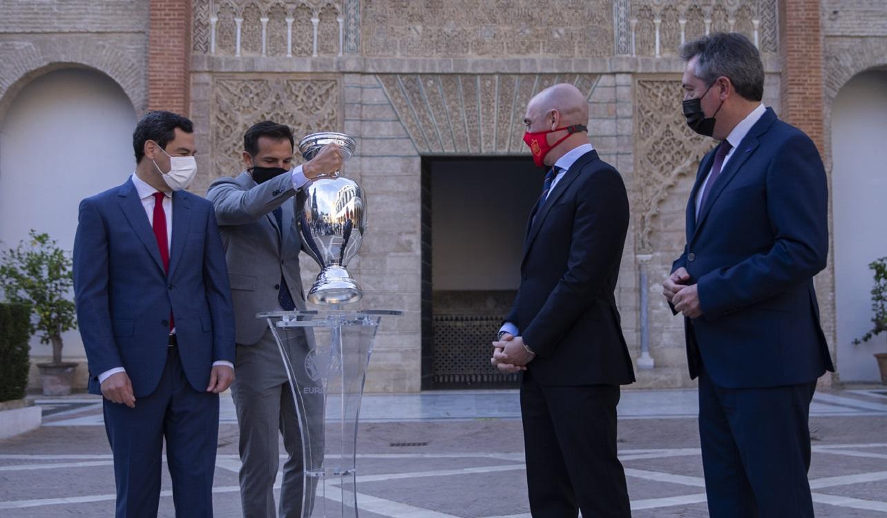 El presidente de la Junta, Juanma Moreno, el alcalde de Sevilla, Juan Espadas , y el presidente de la RFEF, Luis Rubiales , en la foto oficial con el trofeo de la Eurocopa, en el Real Alcázar,