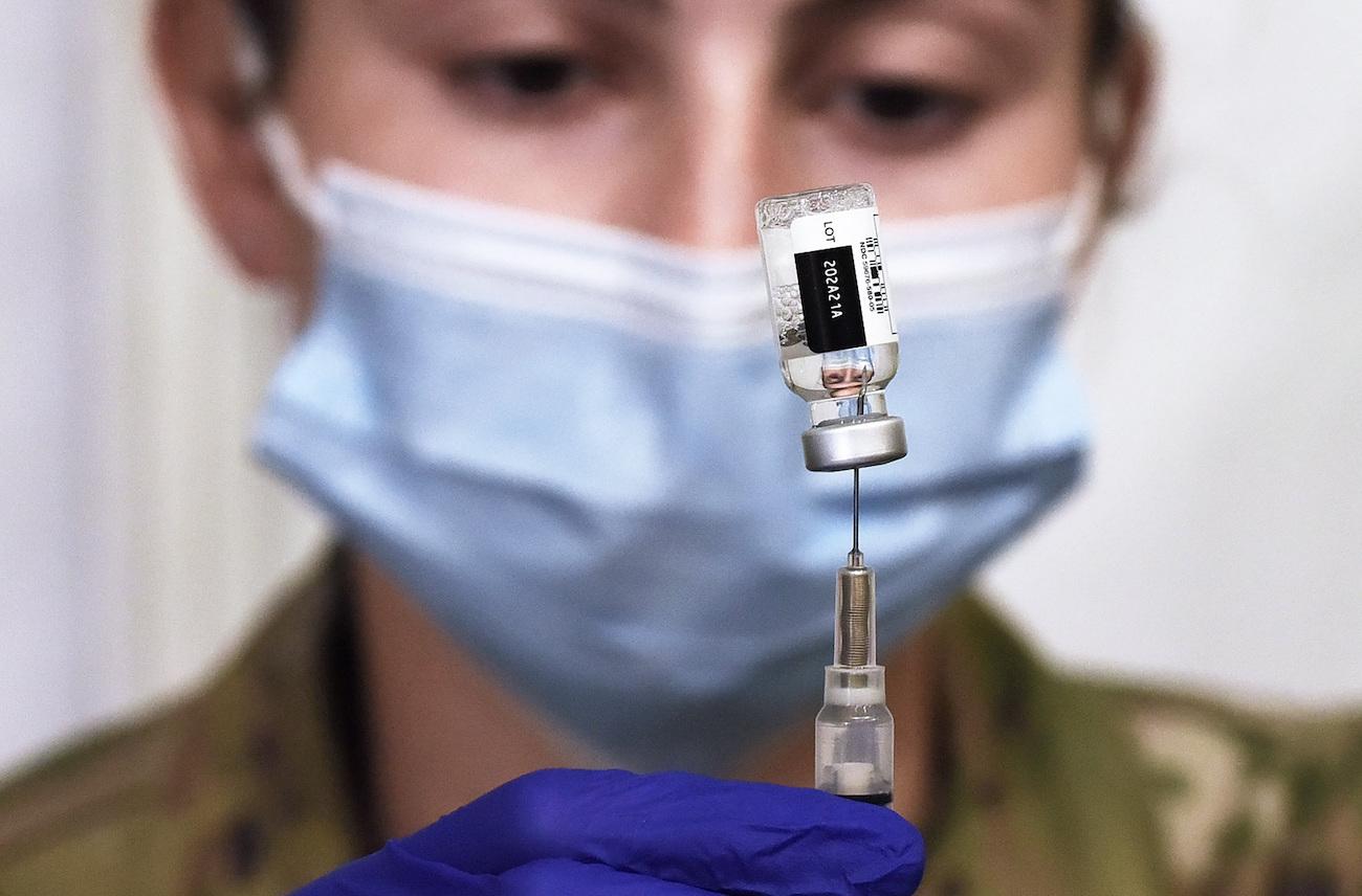 Archivo : Una médico militar vacuna frente al coronavirus. EP