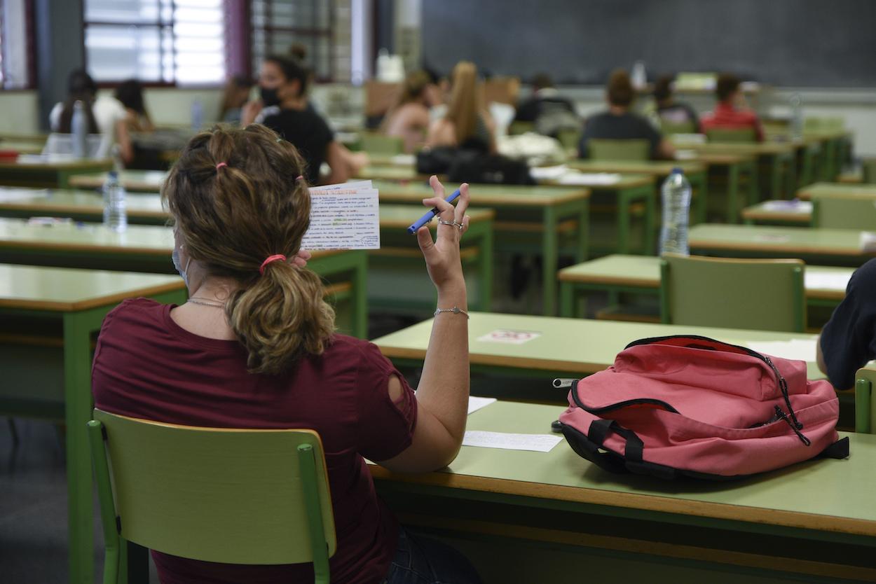 Una estudiante en uno de los exámenes de la selectividad