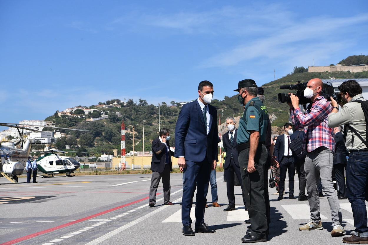 El presidente del Gobierno, Pedro Sánchez saluda a un agente de Guardia Civil, a su llegada al Helipuerto de Ceuta