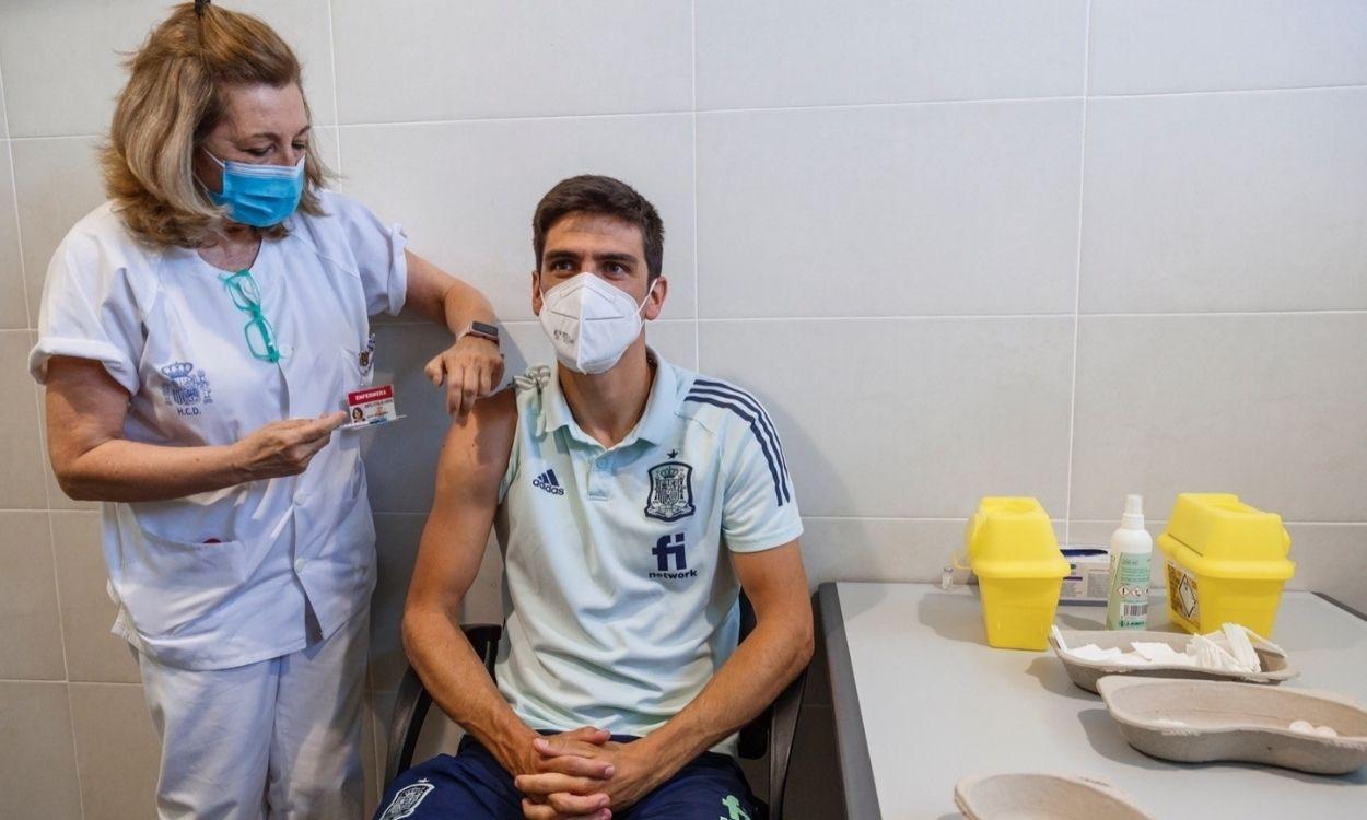 El internacional del Villarreal, Gerard Moreno, vacunándose contra la Covid 19. RFEF. 