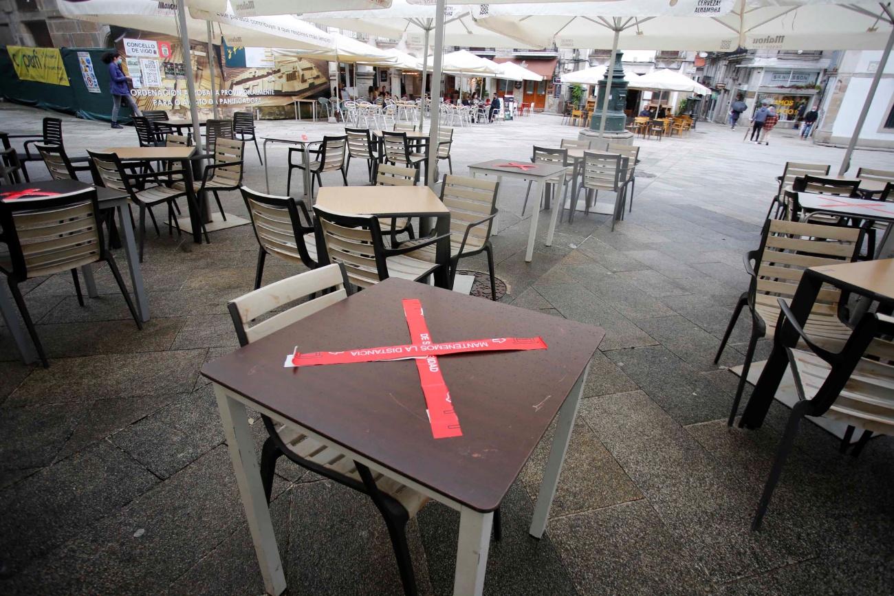 Los hosteleros gallegos, en la imagen una terraza hace dos meses en Vigo, no han recibido las ayudas recepcionadas por la Xunta, según denuncia el PSdeG (Foto: Europa Press).