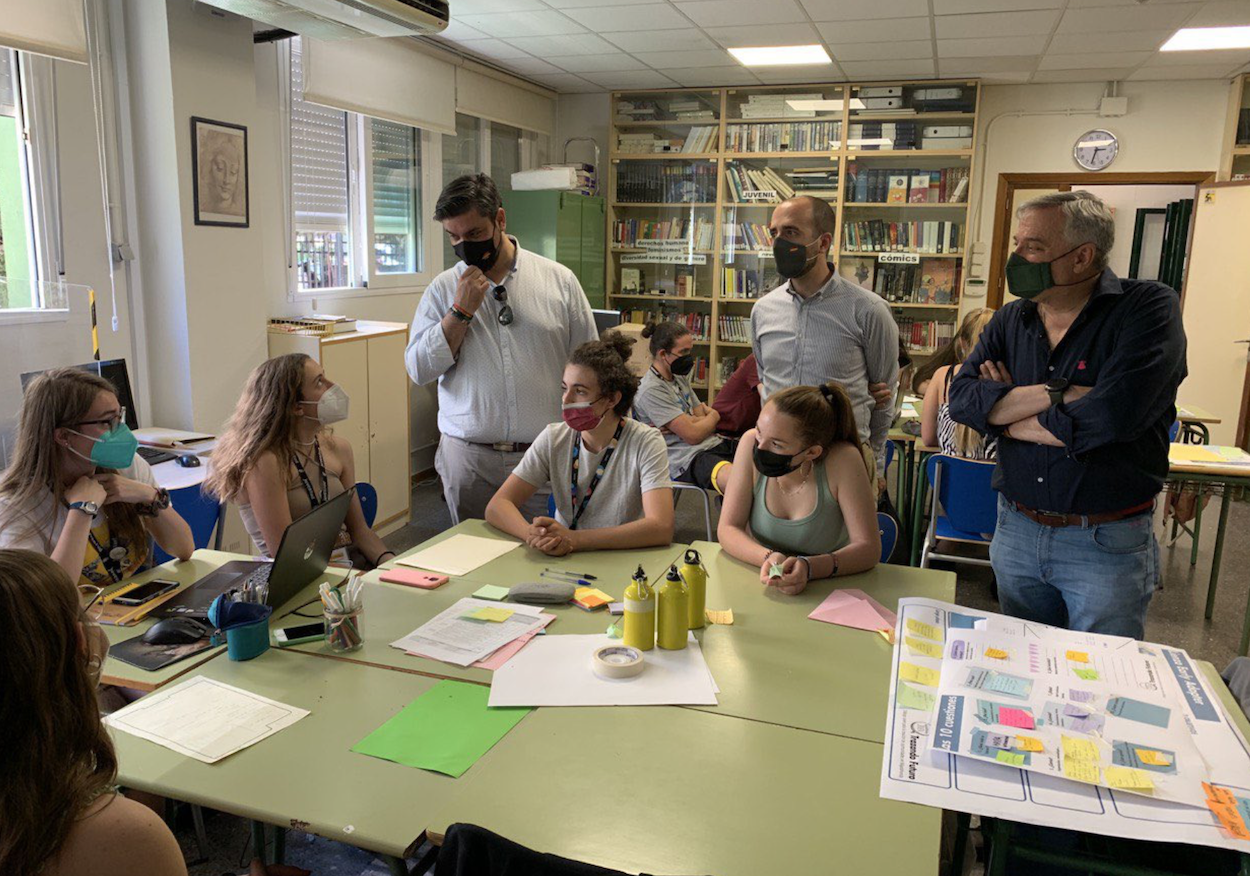 Imagen de Pablo Pérez Gallardo en un aula con estudiantes