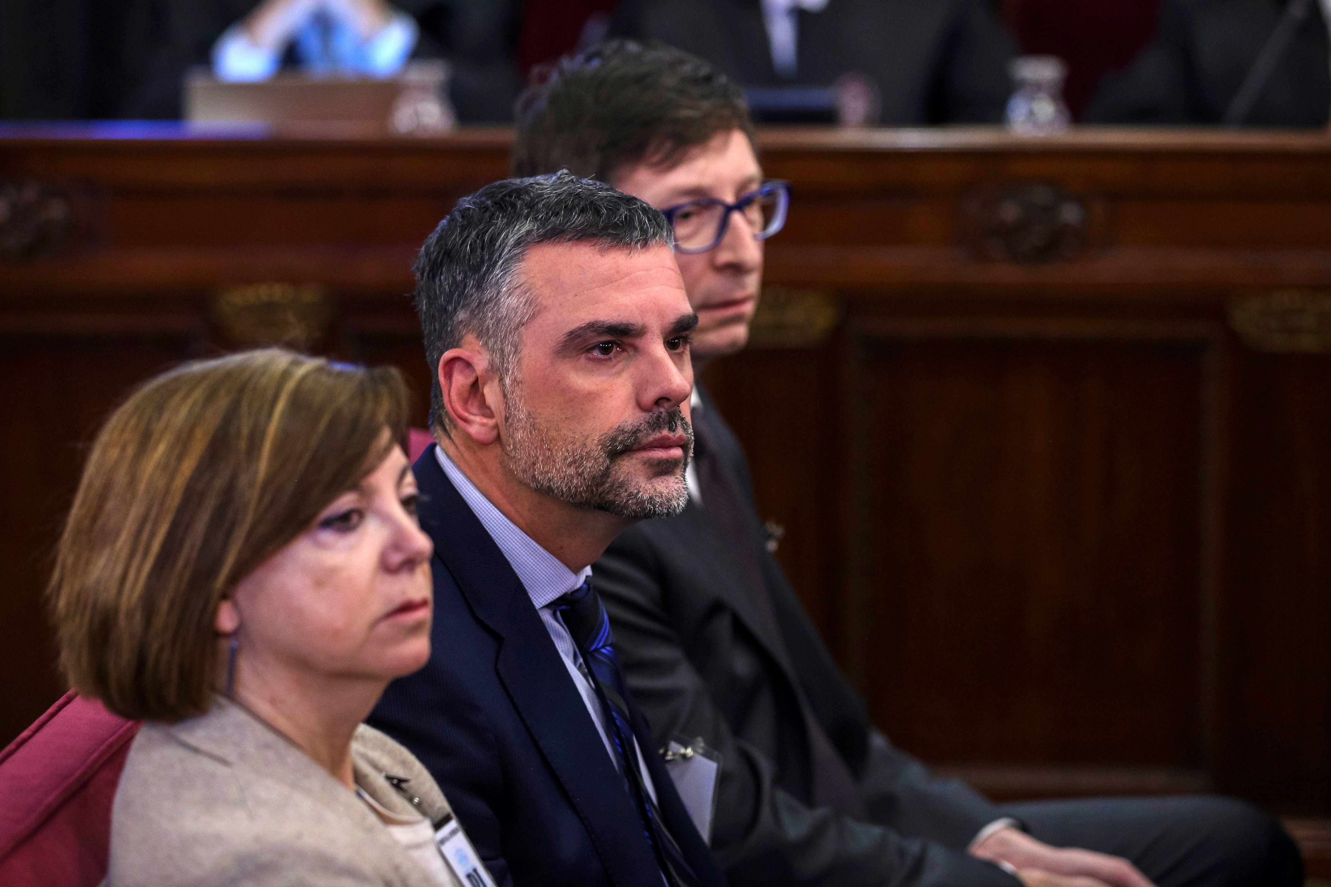 La exconsejera de Gobernación, Meritxell Borrás (i), el exconsejero de Empresa de la Generalitat, Santiago Vila (2i), y el exconsejero de Justicia, Carles Mundó (3i), en el banquillo. EP