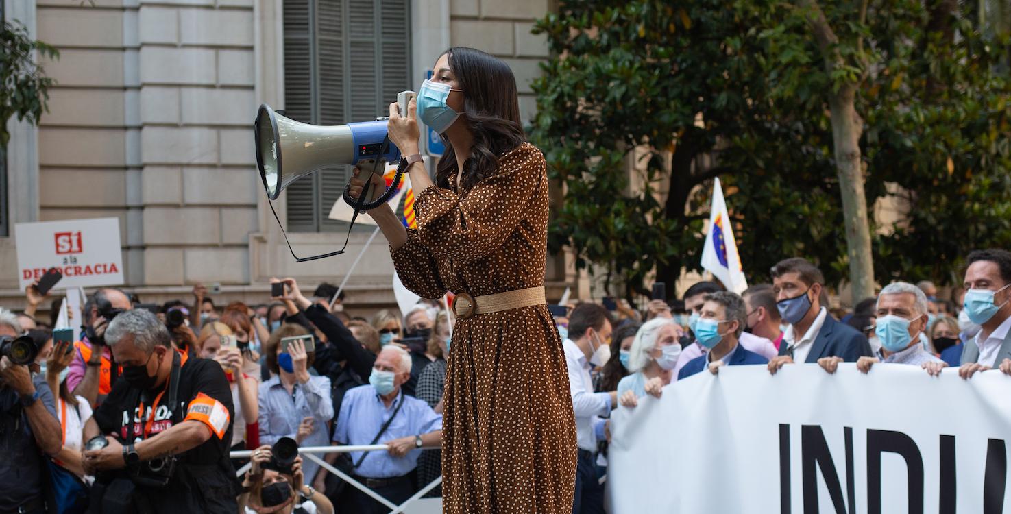 La presidenta de Ciudadanos, Inés Arrimadas, durante una concentración convocada por el partido político Ciudadanos, acompañados por el PP de Cataluña contra los indultos. EP