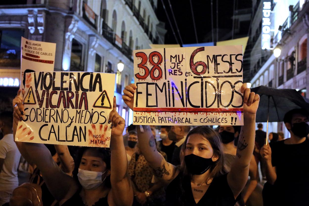 Varias personas participan en una concentración feminista en la Puerta del Sol en repulsa por %22todos los feminicidios%22, a 11 de junio de 2021, en Madrid (España). EP