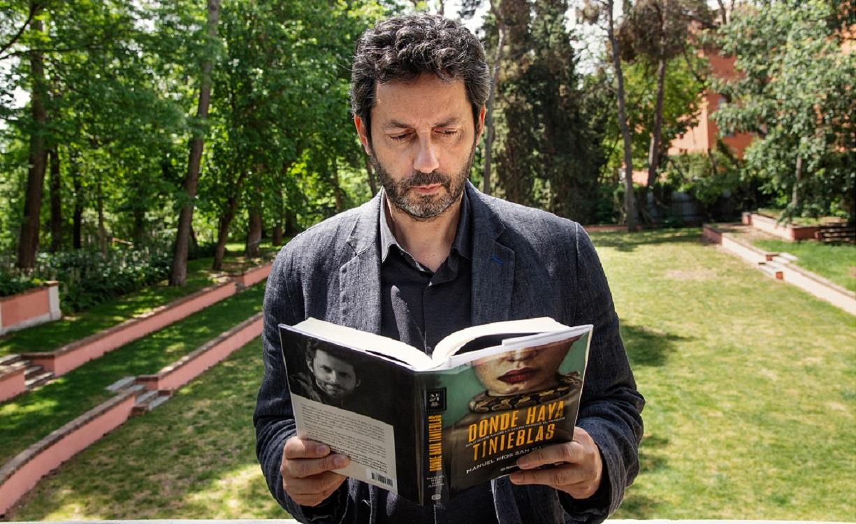 Manuel Ríos San Martín leyendo su novela 'Donde haya tinieblas'