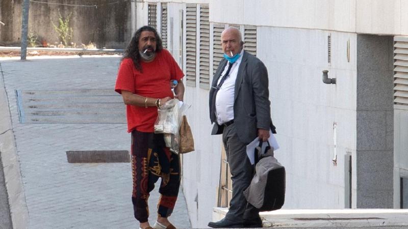 Diego 'El cigala' tras quedar en libertad provisional, junto a su abogado. EP