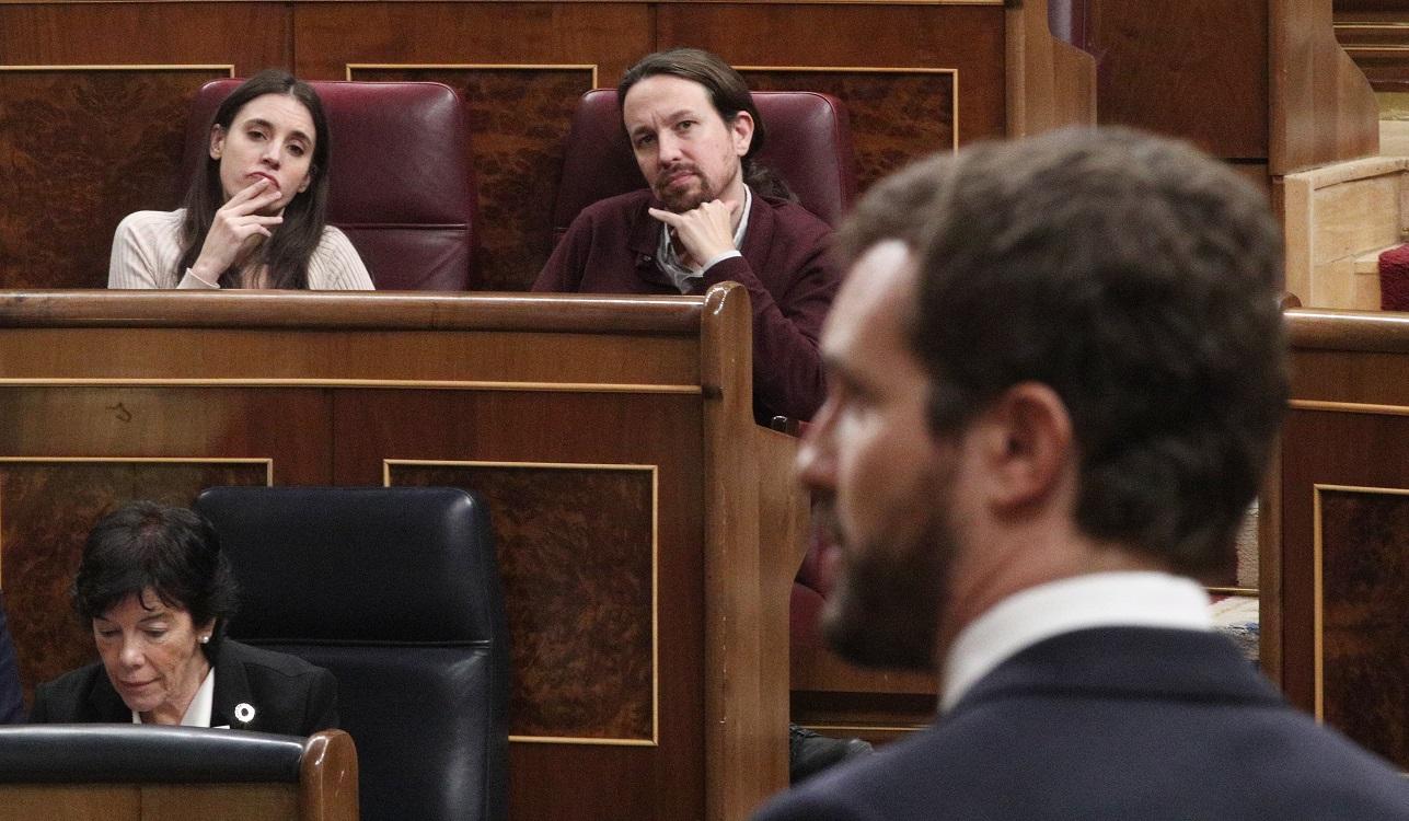 Pablo Iglesias e Irene Montero atendiendo a una intervención de Pablo Casado. Fuente: Europa Press.