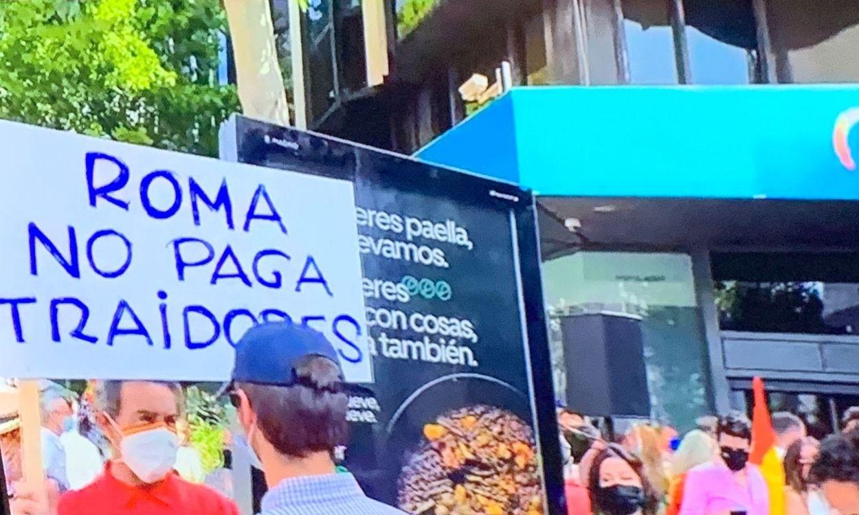 Acusan de traidor a Casado de camino a la manifestación de Colón