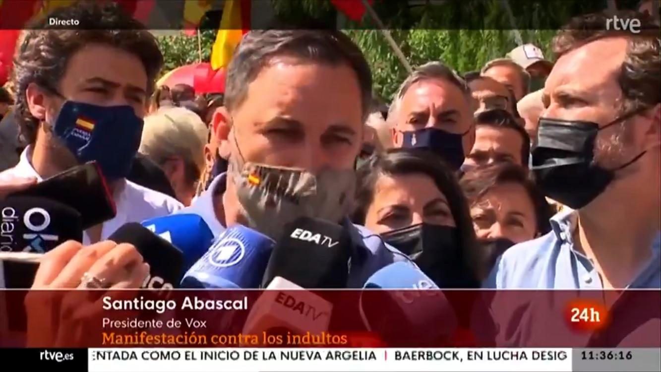 Santiago Abascal atendiendo a los medios en la Plaza de Colón. Fuente: RTVE.