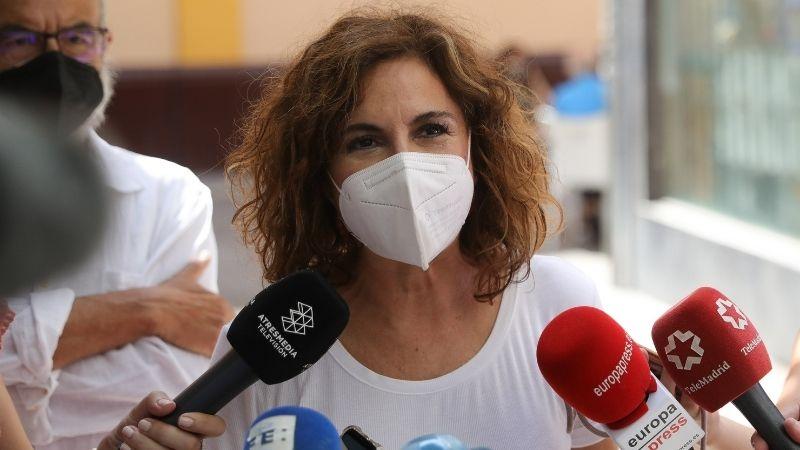 María Jesús Montero, atiende a los medios este domingo al acudir a votar a las primarias del PSOE A. EP
