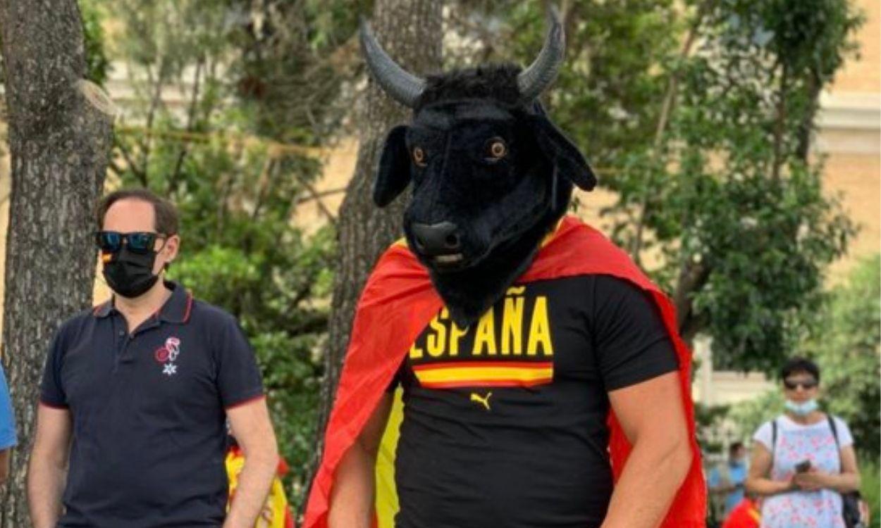 Un hombre con una cabeza de toro en la manifestación de Colón