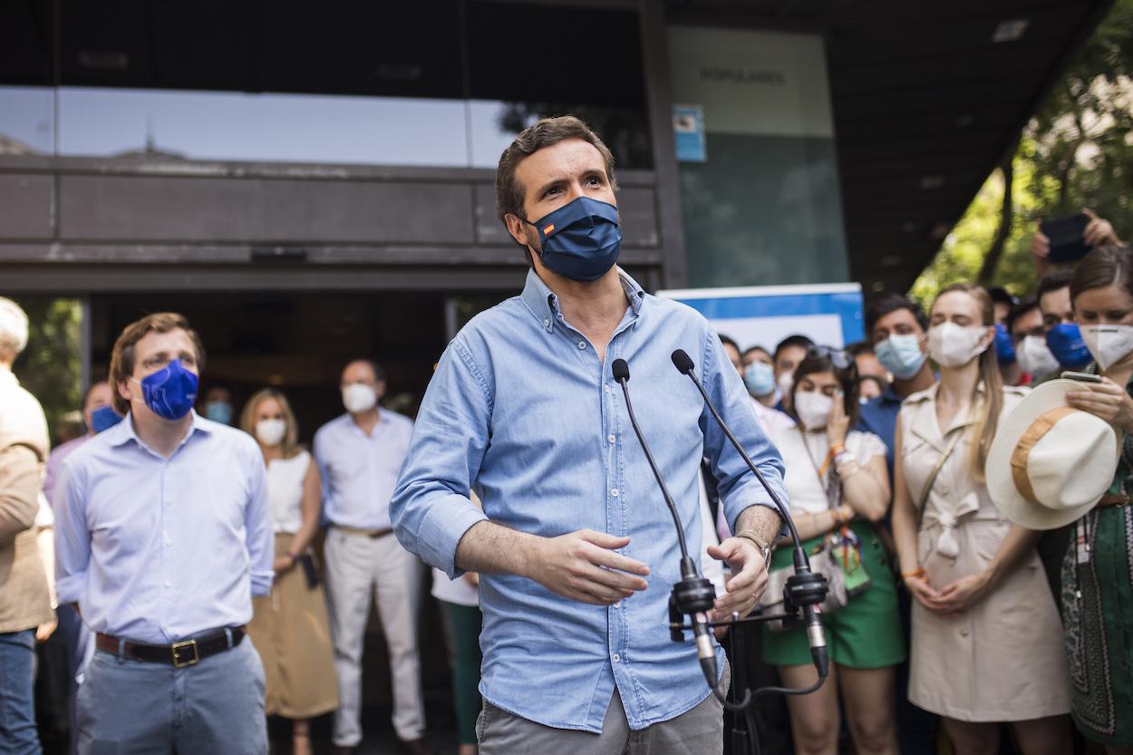 El presidente del Partido Popular, Pablo Casado, ofrece declaraciones a los medios, antes de participar en la concentración contra la concesión de los indultos a los presos del 'procés', en la sede nacional del PP de Génova