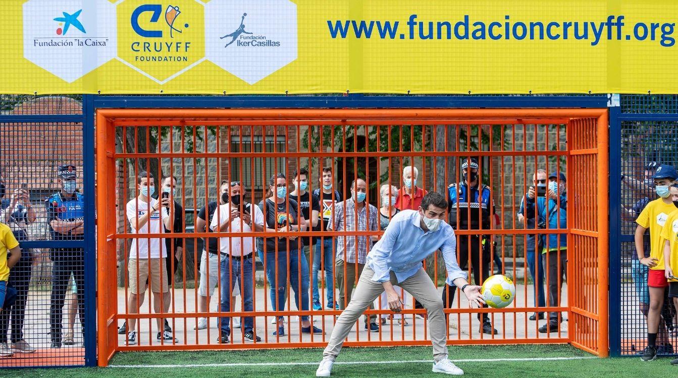 El Cruyff Court Iker Casillas Ávila es el séptimo impulsado fruto de un acuerdo entre la Fundación Cruyff y la Fundación ”la Caixa” para promover el deporte como vía de inclusión y cohesión social