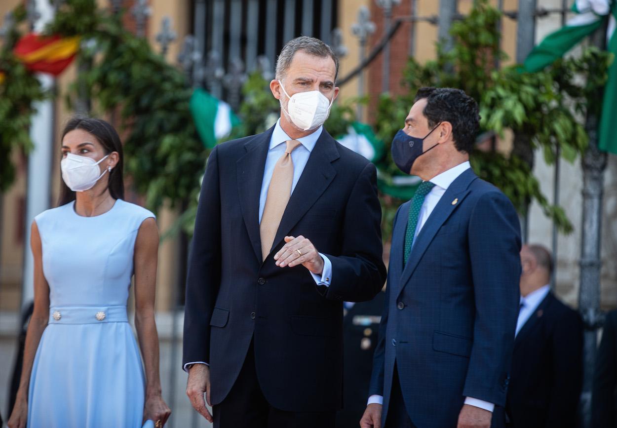 Los reyes, junto a el presidente de la Junta a las puertas del Palacio de San Telmo antes del acto de la entrega de la Medalla de Honor de Andalucía. MARÍA JOSÉ LÓPEZ/EP 