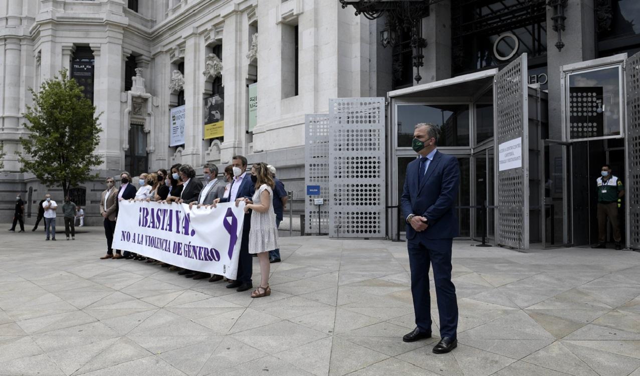 El secretario general de Vox y portavoz de la formación en el Ayuntamiento de Madrid, Javier Ortega Smith (d), apartado en la concentración contra la violencia machista en Cibeles. EP