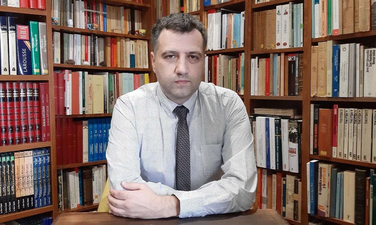 El profesor Yván Pozuelo en su biblioteca particular