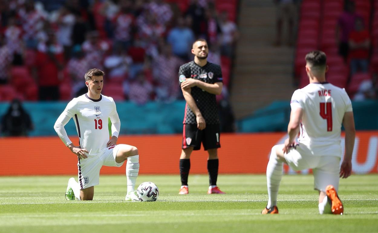 Jugadores de Inglaterra se arrodillan antes de su debut frente a Croacia. Fuente: Europa Press.