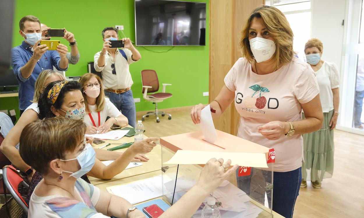Susana Díaz votando el domingo las primaria, en su agrupación de Triana. RAÚL DÍAZ/EP