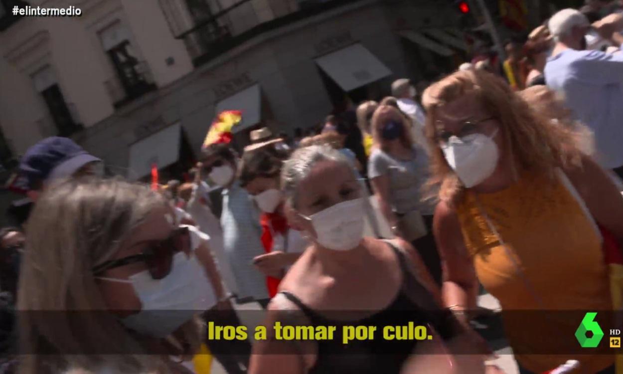 Insultan y acosan a una periodista de 'El Intermedio' en la plaza de Colón: "Iros a la mierda". Atresmedia