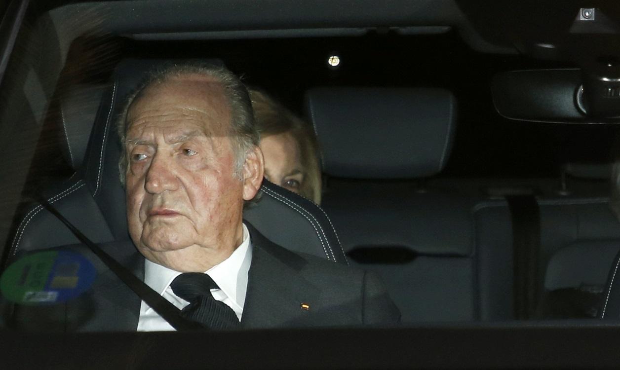 Los Reyes eméritos, Juan Carlos I y Sofía en un coche. EP archivo