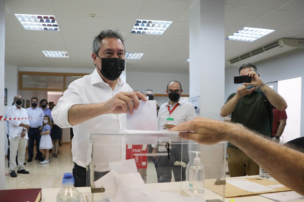 El alcalde de Sevilla, Juan Espadas, votando en la agrupación socialista Sevilla Centro. MARÍA JOSÉ LÓPEZ/EP