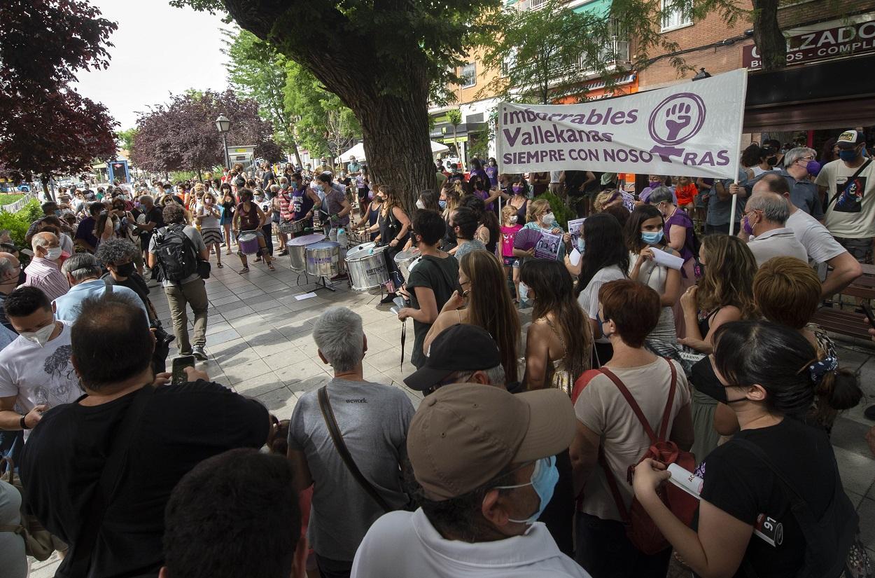 Un grupo de personas participa con pancartas en una concentración en defensa del mural feminista de Vallecas. Alberto Ortega / Europa Press