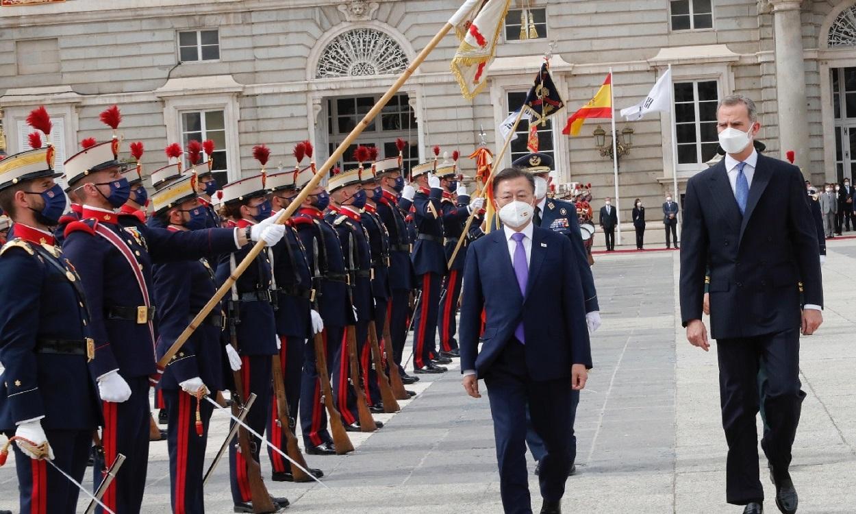 El Rey Felipe VI pasa revista a la Guardia Real junto con el presidente de Corea del Sur, Moon Jae In. EP