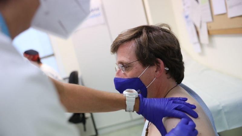 José Luis Martínez Almeida recibe la primera dosis de Pfizer en un centro de salud de Hortaleza (Madrid). EP