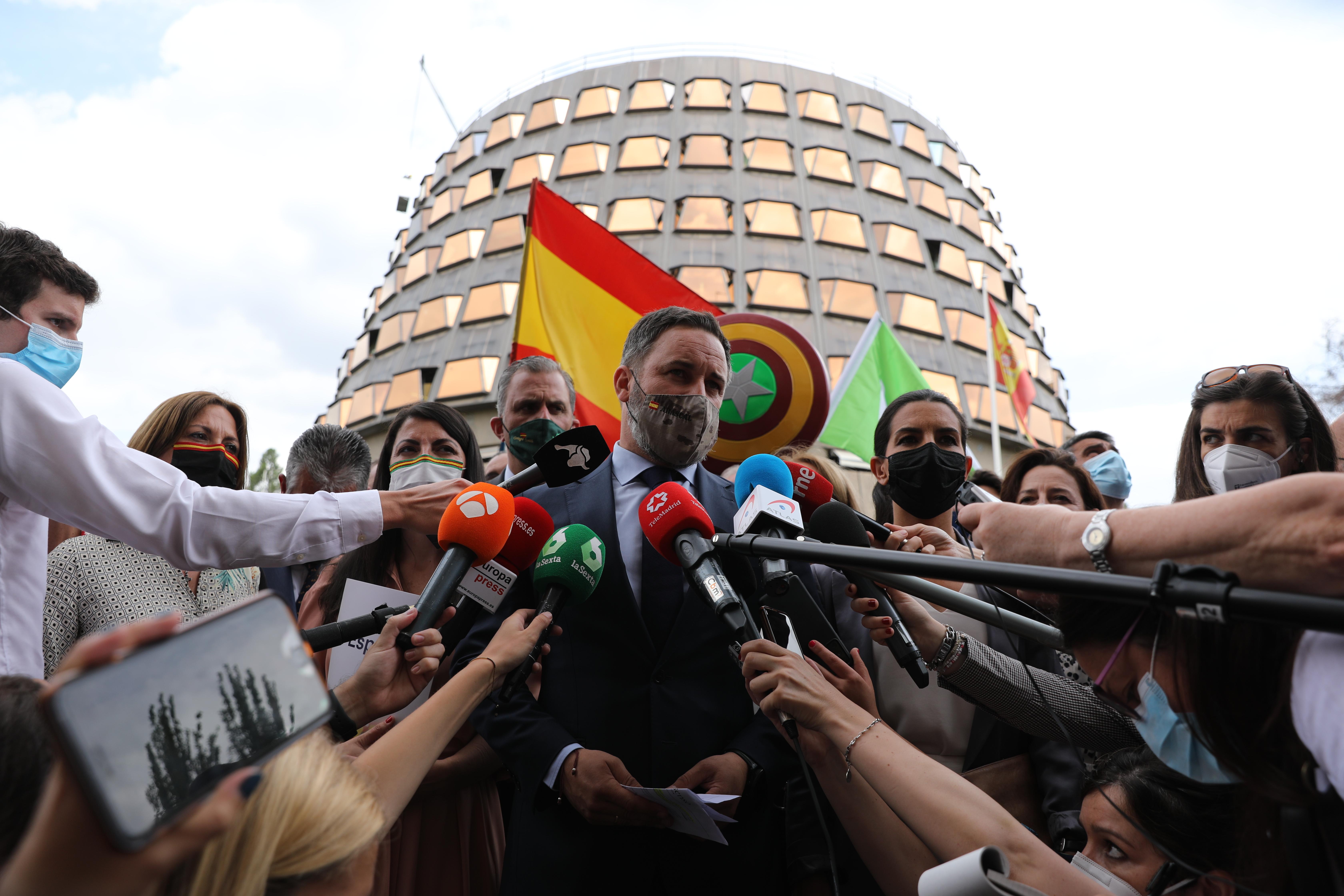 El presidente de Vox, Santiago Abascal, acompañado por los diputados de Vox, ofrece declaraciones a los medios de comunicación en el Tribunal Constitucional. Isabel Infantes / Europa Press