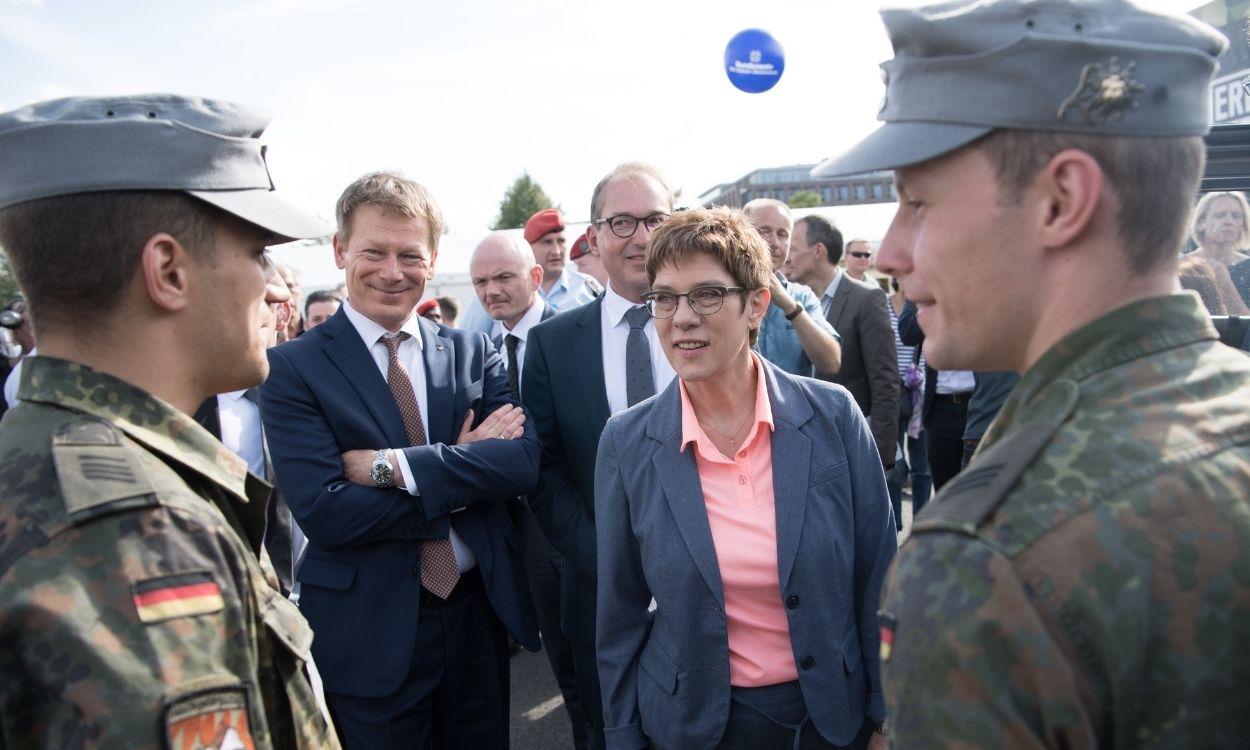 La ministra de Defensa alemana, Annegret Kramp Karrenbauer, junto a dos soldados del ejército alemán. Europa Press.