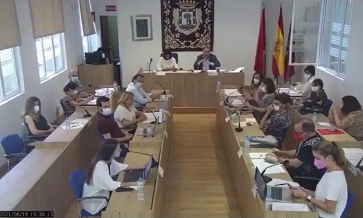 PSOE y Más Madrid abandonan el pleno de Chamberí tras los comentarios homófobos de una vocal de Vox: "Es un chiringuito ideológico"