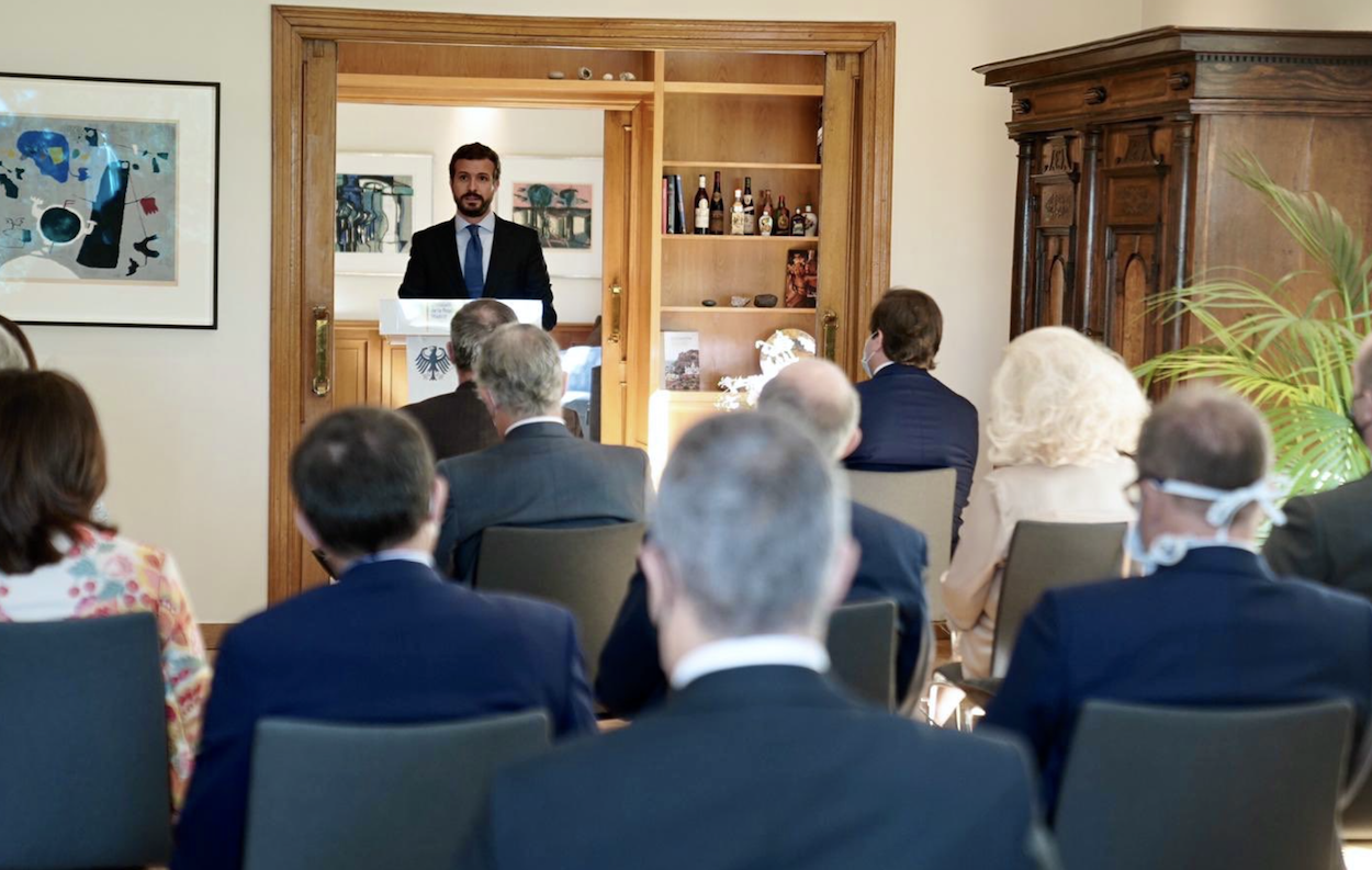 Pablo Casado en una reunión con los 27 embajadores de la UE