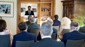 Pablo Casado en una reunión con los 27 embajadores de la UE
