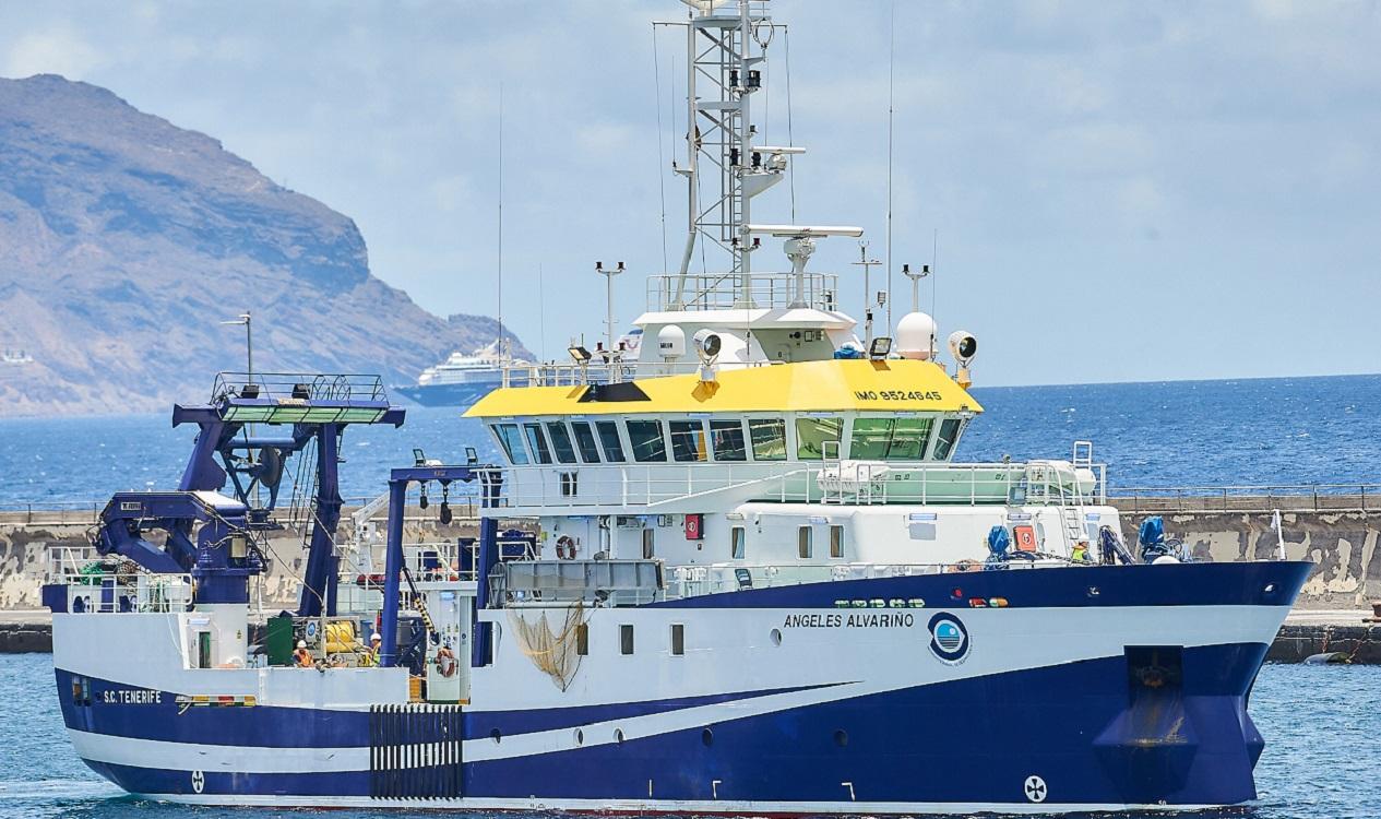 Momento en el que el buque oceanográfico 'Ángeles Alvariño' parte del puerto de Santa Cruz de Tenerife, a 14 de junio de 2021. EP