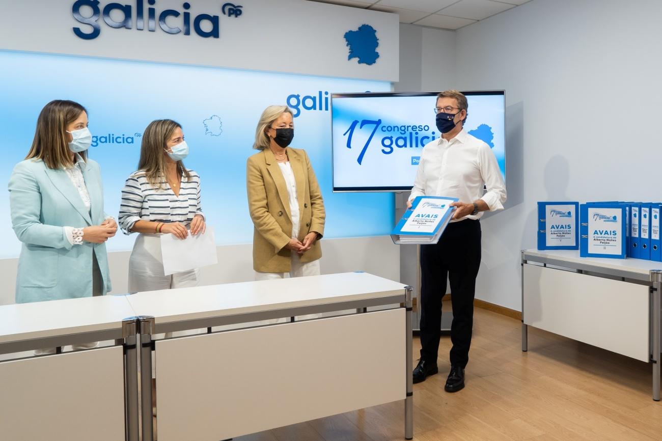 Alberto Núñez Feijóo entregando ayer las firmas de los afiliados que le avalan como único candidato a la reelección como presidente del PP gallego.