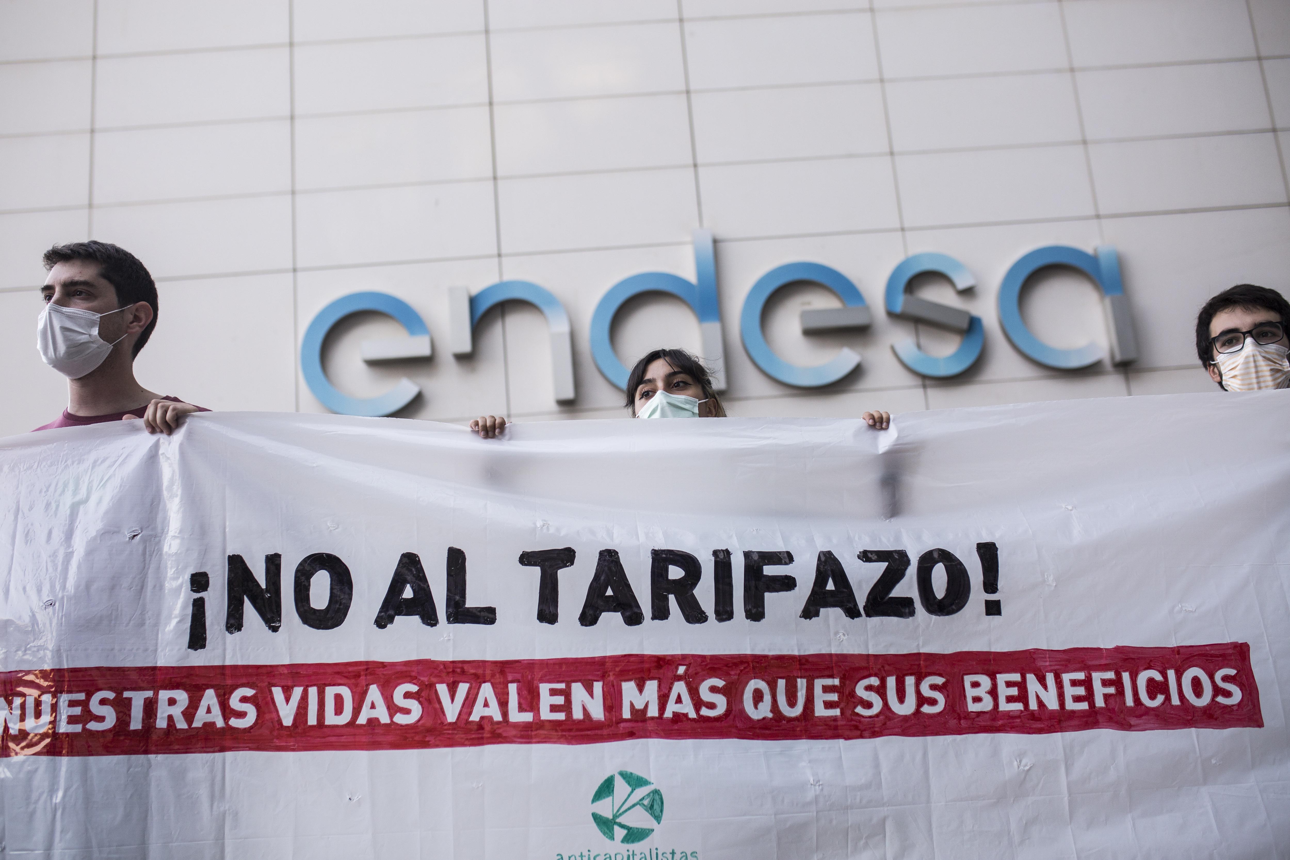 Manifestación contra el ‘tarifazo’ eléctrico en la sede de Endesa cerca de IFEMA. EP