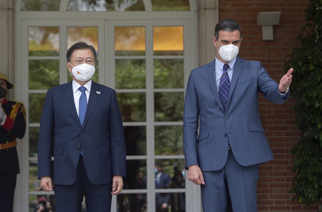 El presidente del Gobierno, Pedro Sánchez (d), recibe al presidente de la República de Corea, Moon Jae in (i). Alberto Ortega / Europa Press